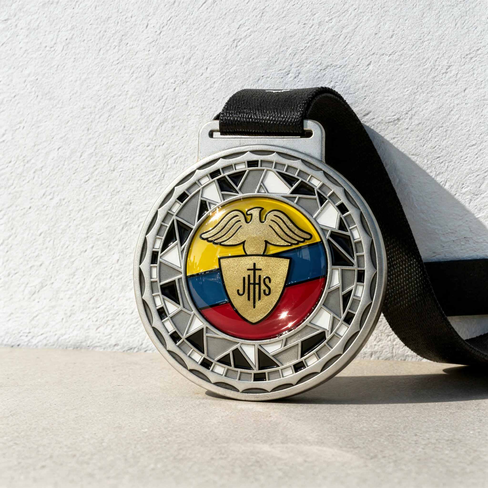 medalla-tipo-tiangulo-metalica-con-logo-en-resina-monteria